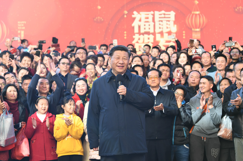 1月19日至21日，中共中央总书记、国家主席、中央军委主席习近平来到云南，看望慰问各族干部群众，向全国人民致以新春祝福。这是20日下午，习近平在昆明国际会展中心展厅外广场上，向云南群众、向全国各族人民、向港澳台同胞和海外侨胞致以新春祝福。